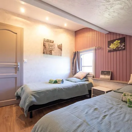 Les Boutons D'or Apartment *